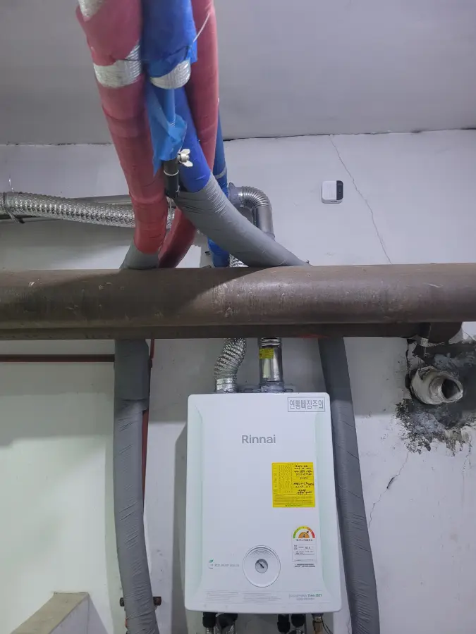 베란다에 설치된 가스보일러와 배기 후드